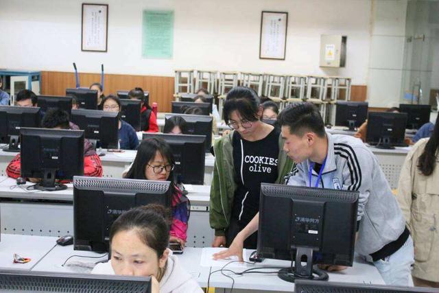 职校学什么专业最赚钱(大学里“钱途好”的3类专业，计算机顺利上榜，年收入十分可观)