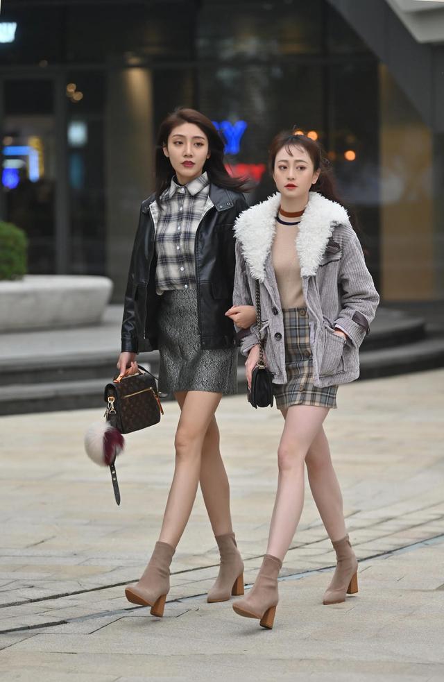女士背包品牌推荐(看街拍 识包包：8组闺蜜逛街都背什么包？哪个品牌最受欢迎？)
