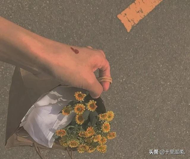 诋毁你的有两种人,一种是不如你的人(在背后说你坏话的人，他们都过得不如你)