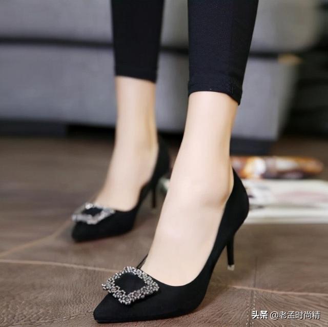 夸鞋子好看(闺蜜结婚我穿了第6款侧空尖头鞋，获得满场的目光，都夸好漂亮)