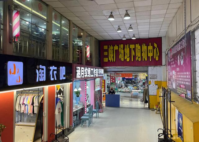 外贸服装店面装修效果图(沙坪坝地下商场｜从盛极一时到无人问津)