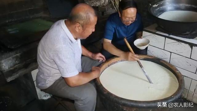 小型豆腐加工机视频(山西花甲老人辞金饭碗回乡创业，小豆腐做成大产业，年收入3000万)