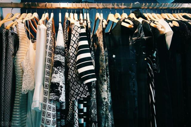 新手开内衣店挣钱吗(潮汕老板开内衣店，用一件旧衣服一年收300万元，看完理解你也行)