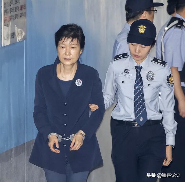 朴槿惠到底怎么回事(韩国前总统朴槿惠因弹劾下台,被判22年,为何文在寅卸任前将其释放)