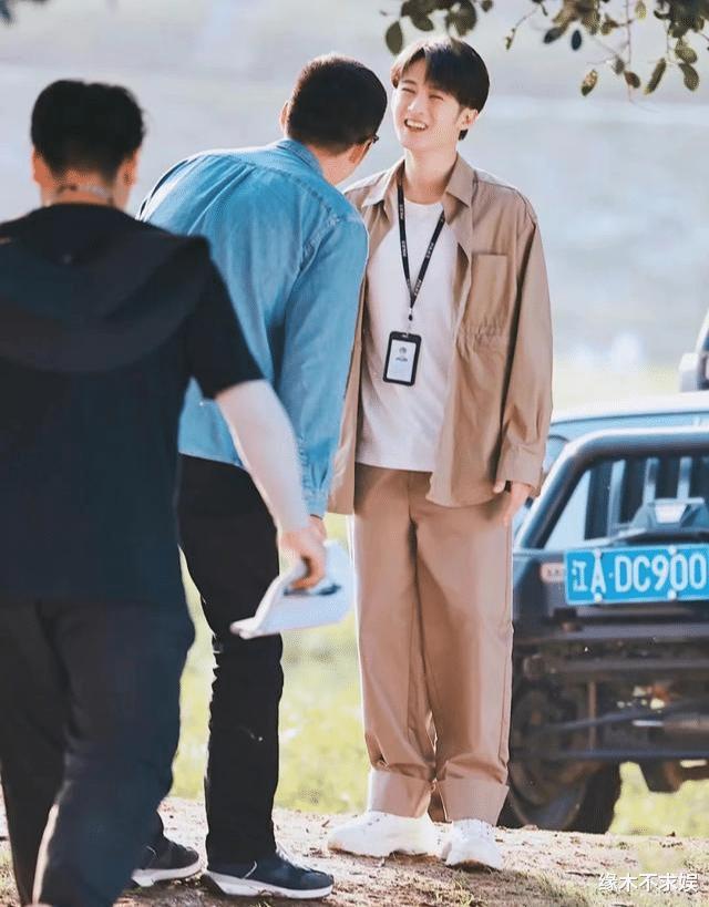 李晗扮演者(童星晒与《猎罪图鉴》演员合影，檀健次风格多变，金世佳莫名可爱)