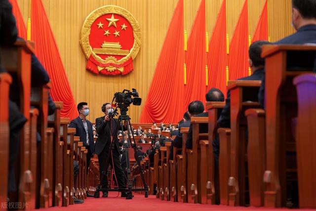哪种职业前景好(“两会”给你指方向，哪些行业有前途，怎么帮孩子选专业？)