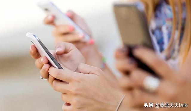 功能手机英文(“看手机”的英语，到底是look the phone？还是watch the phone?)