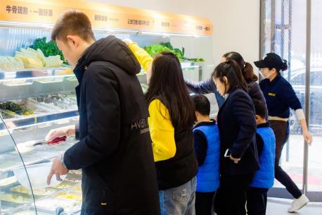 镇上适合一个人开的店(中年夫妻乡镇开麻辣烫店，营业额比隔壁面馆还高出几倍)