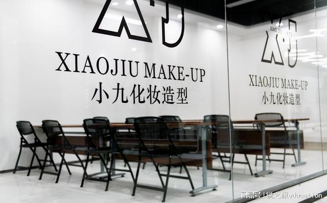 怎么开个小型彩妆店(毕业后，如何开一家很好的化妆工作室？)