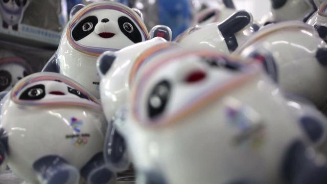 青岛闲鱼二手网(炒到56万元，冰墩墩被元宇宙带坏了)