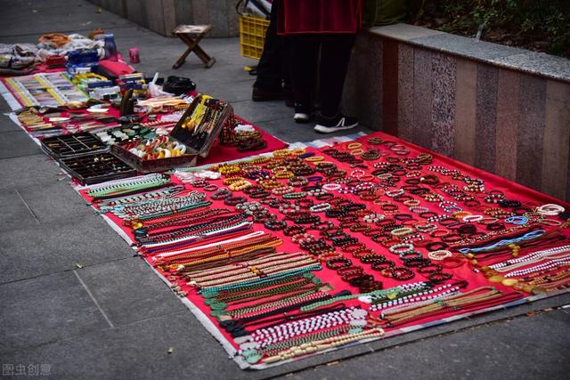摆地摊赚钱嘛(为什么很多人宁愿摆地摊，也不愿意去打工？摆摊真的赚钱吗？)