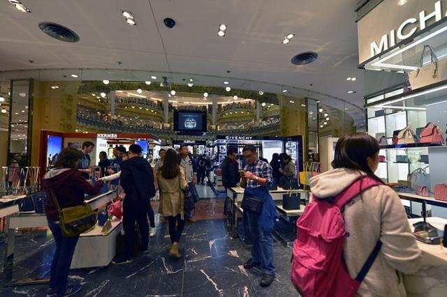 唯品会上的化妆品是正品吗,为什么比淘宝旗舰店便宜(唯品会上大牌也便宜的原因是什么？专家道破“玄机”，引网友夸赞)