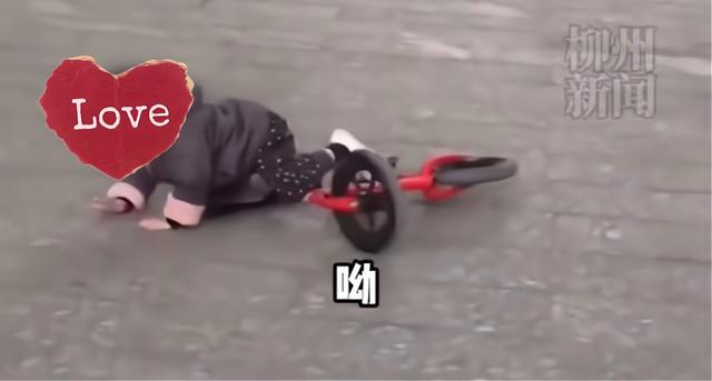 小孩被大人踩了一脚(小女孩骑车摔倒，跑来一个大男孩对她猛踩一脚。网友怒了)