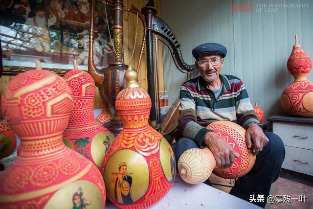 新疆少数民族工艺品(新疆葫芦王把几块钱一个葫芦做成艺术品，卖上万元，却无人愿继承)