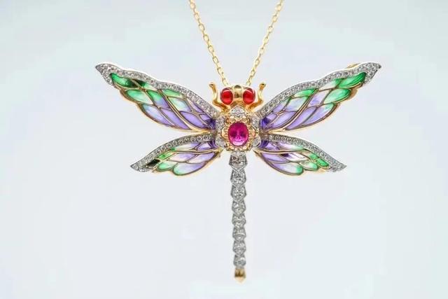 适合女性开的实体店饰品(适合女士佩戴的宝玉石吊坠（附各年龄段推荐）)