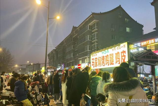 怎么挣学生的钱(河南大姐摆地摊专挣学生钱，里三层外三层挤满人，一晚卖出十几万)