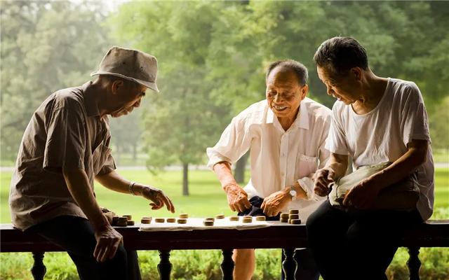 现在做什么赚钱(目前，已经进入人口老龄化社会，普通人做什么生意最赚钱？)