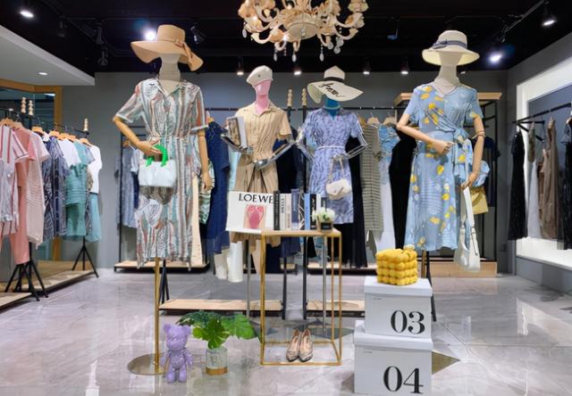 2022年一线女装品牌(白领女装品牌嘉贝逸飞22夏)