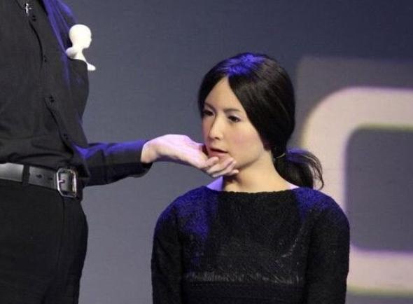 美女机器人(日本售价10万的“美女”机器人，除了不能生娃啥都能做？太天真了)