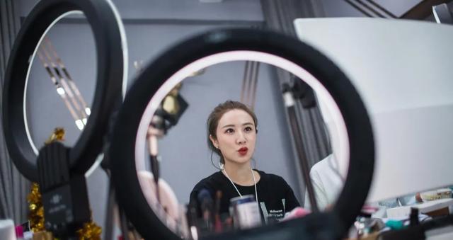 手机直播需要什么设备,如何连接(新手服装淘宝直播设备需要准备什么？宸铠卡卡)