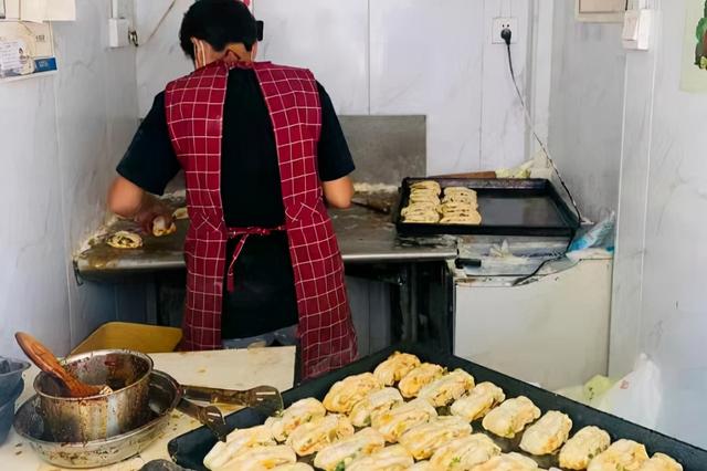 2元店挣钱吗(江苏这个做小吃的老板太实在了，2元1个，不合格直接抛弃)