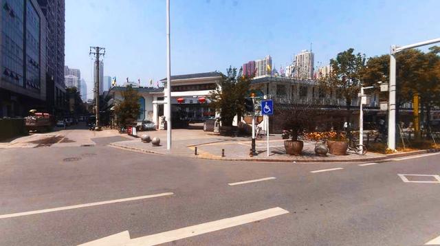 武汉狗市场在哪里(闹市区里的收藏品市场，建在武汉汉口香港路，每天都是人山人海)