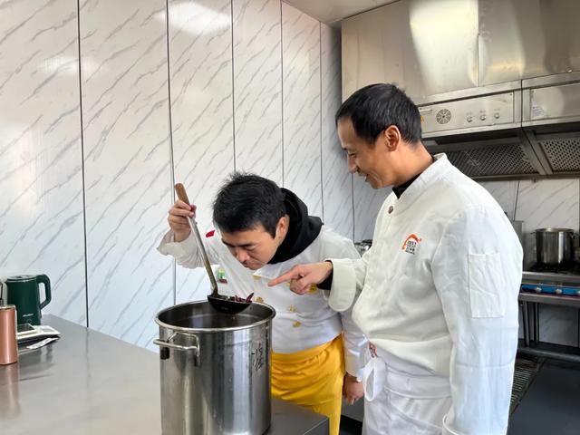 什么手艺好学又赚钱(在外打工焦虑又迷茫！2022年，学什么技术好赚钱？)