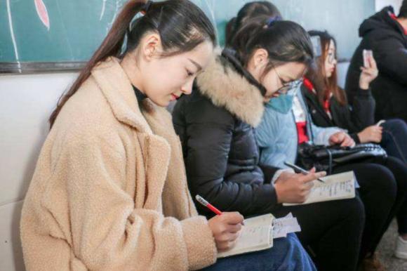 适合女生的长久职业(哪些专业女生更吃香？工作稳定且体面，家里有女儿要留意了)