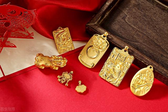 中国黄金天猫旗舰店(一年逛了50次金店，“三金”到底怎么买看这一篇就够了)
