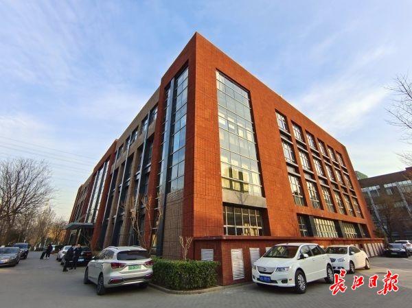 毛利率分析报告(知网年入11亿毛利率超50%？“两头通吃”盈利模式受诟病 青年学者：担心维权影响学术传播)