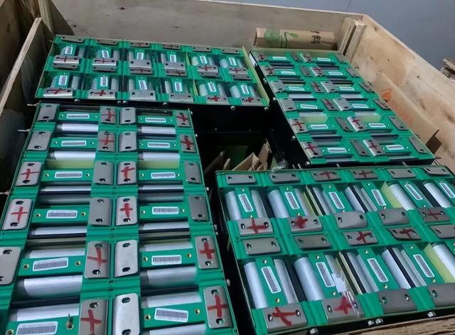 特斯拉电动汽车(特斯拉新型电池寿命长达100年，电动车不用换电池了？)