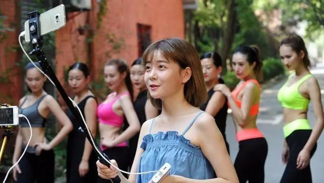 手机直播设备全套多少钱啊(户外直播需要准备的装备清单，请仔细盘点)