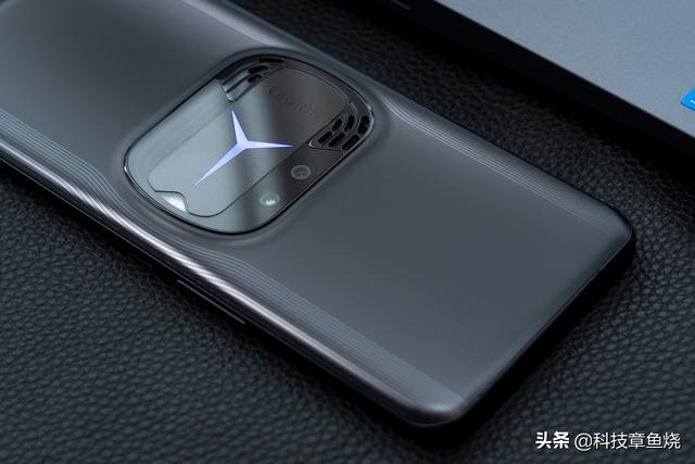 吃鸡手机哪款好(电竞手机如何选？拯救者Y90助力你吃鸡上王者)
