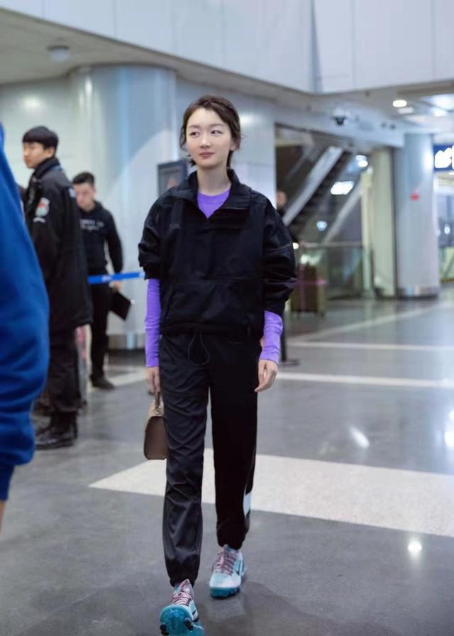 紫色外套配什么颜色内搭和裤子(周冬雨时尚感越来越好，袖子里长外短很洋气，紫色内搭够抢眼)