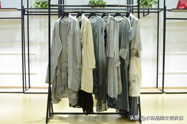 网上服装批发市场店名(品牌折扣女装直播货源从哪里进货？)