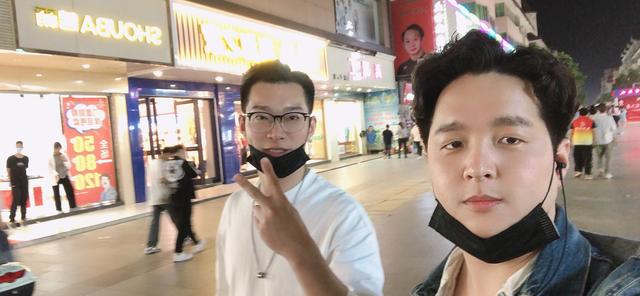 摆摊卖什么小吃好卖又赚钱(用3000元摆摊，我两个月赚到了二十多万，一年时间开了几十家)