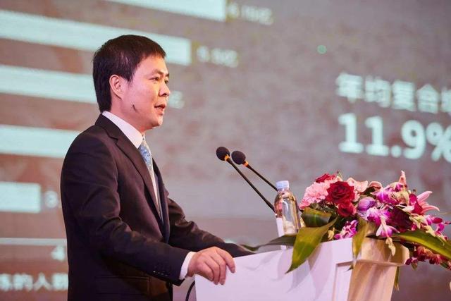 15岁能干什么工作挣钱(晋江辍学少年发家史：15岁做家具起家，34年后公司上市，身家65亿)