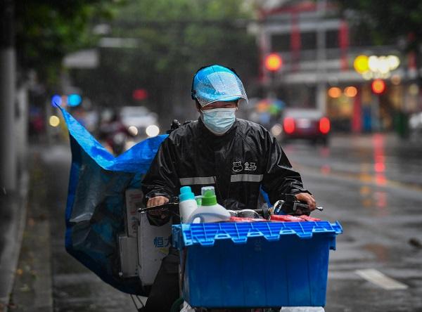 年轻人工作推荐(新民快评｜进厂，还是送外卖？)