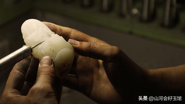 用电筒怎么看玉的真假视频(关于和田玉，送你5个锦囊，看懂了，可以少走10年的弯路)