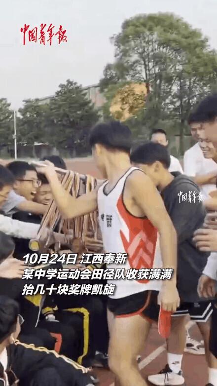 17批发网官网下载(每年的校运动会总有人一战封神！同学，你是来批发奖牌呢？)