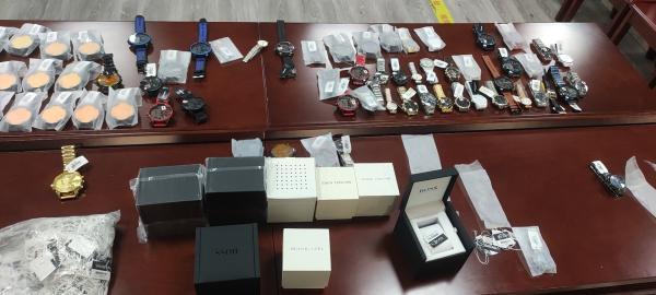 阿玛尼手表价格(都是假表，出口和内销价格竟差十倍！上海警方捣毁轻奢腕表制假团伙)