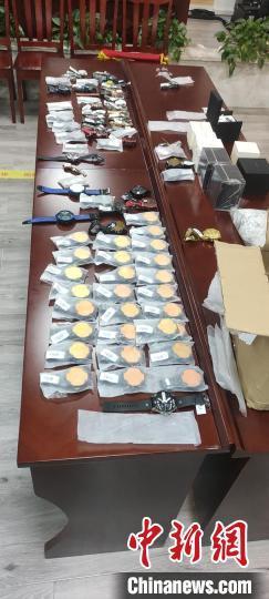 阿玛尼手表专柜价格怎么查询(假货阿玛尼手表也卖专柜价“黑网店”售假表累计案值1800余万元)
