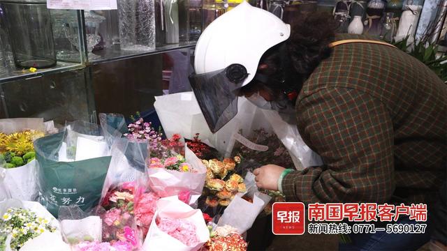 花店进货价格(节前鲜花价格涨涨涨！花店：玫瑰有订单才敢进货)