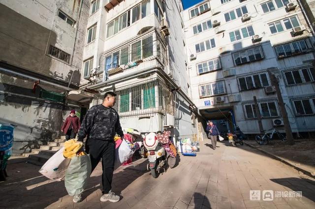 抖音回收旧衣服生意靠谱吗(90后夫妻回收旧衣日赚千元 被称“济南破烂王”)