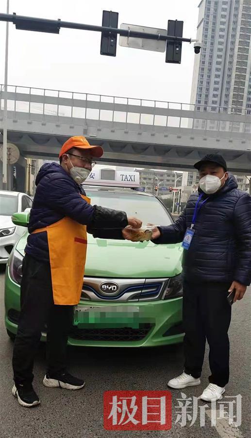 出租车一天能挣500不西安(西安面馆老板为的士司机供免费餐：每天送出500多碗面)