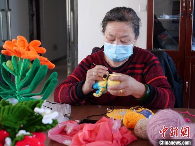 女人什么手艺好学又赚钱(内蒙古农村妇女的新技能：“指尖技艺”织就锦绣生活)
