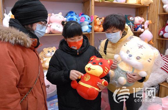 饰品批发图片(即墨小商品市场年味浓浓 虎年饰品丰盈)
