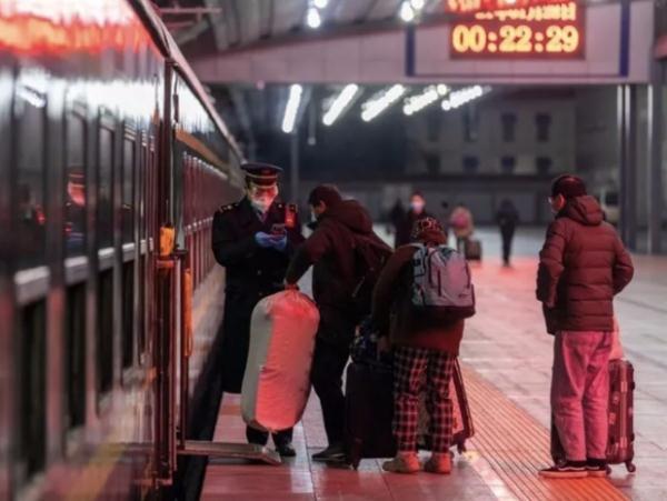 抢票怎么抢不到(花高价还抢不到票？抢票软件背后不止一种风险)