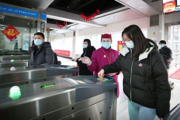 微信怎么坐公交车付费武汉(“一挥即付”！今起武汉地铁可使用银联闪付过闸乘车)