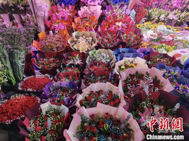 情侣服装批发市场(花价飞涨、奢侈品店排长队，这个“双节”有点爆)